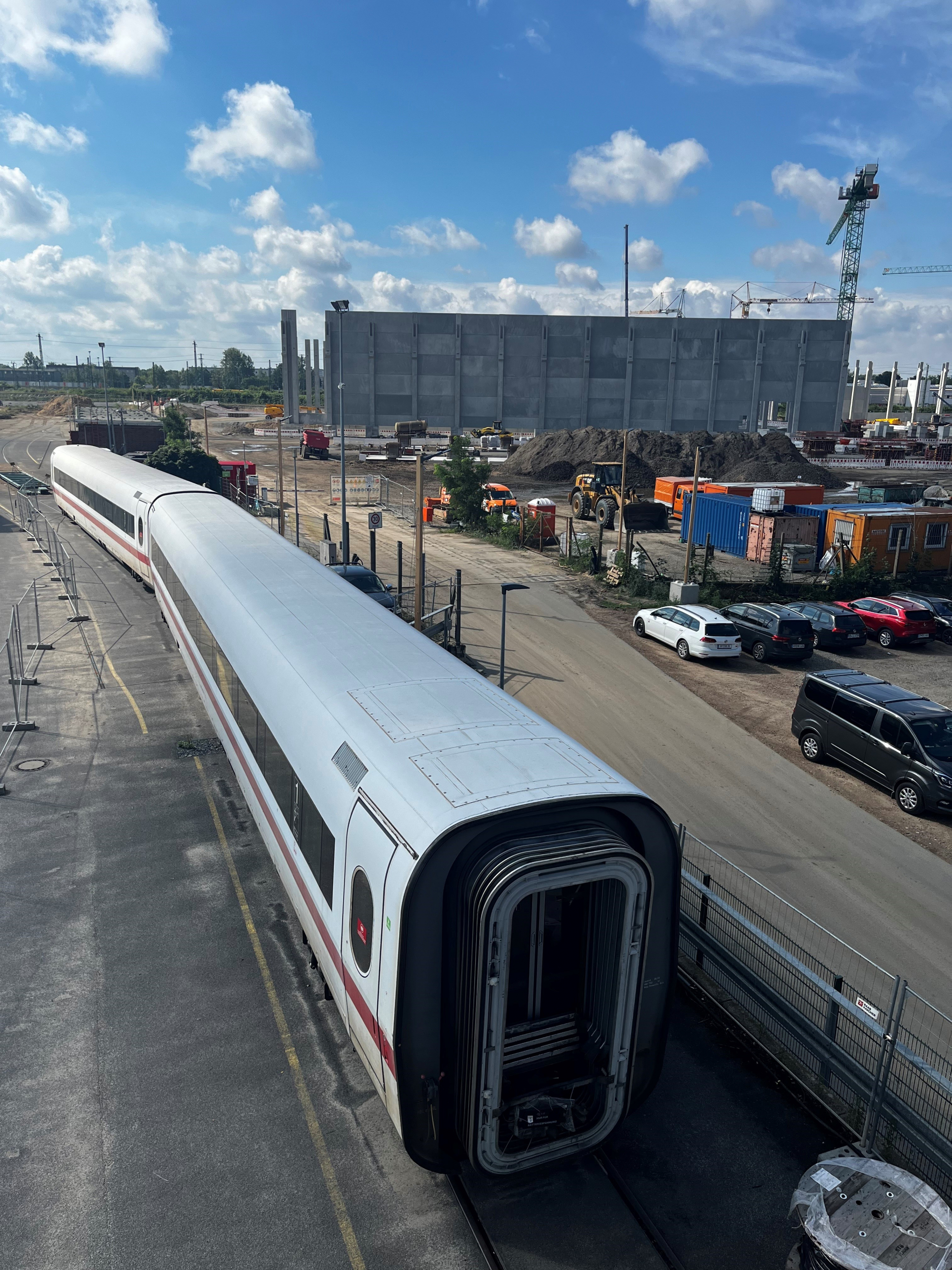 Ein Blick auf die Baustelle des neuen Bahnwerkes in Cottbus macht den Strukturwandel sichtbar.